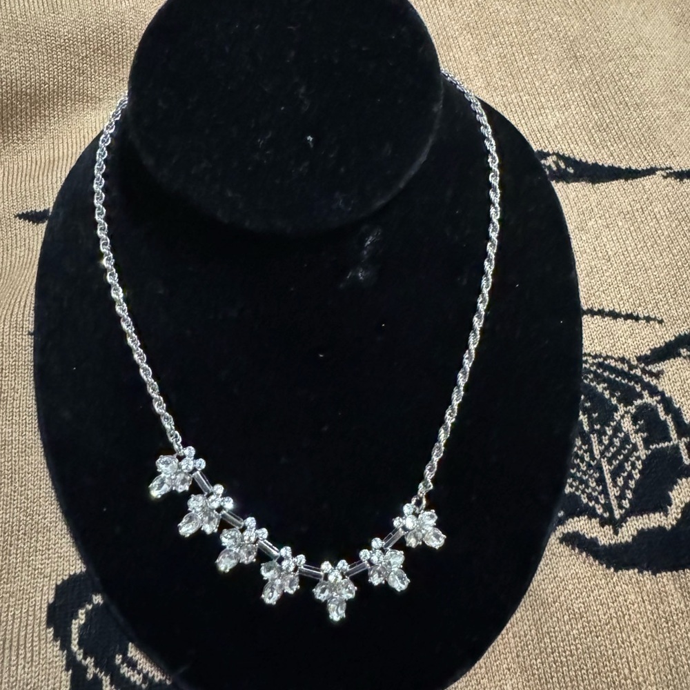 New - Banana Republic (RETAIL STORE) statement necklace